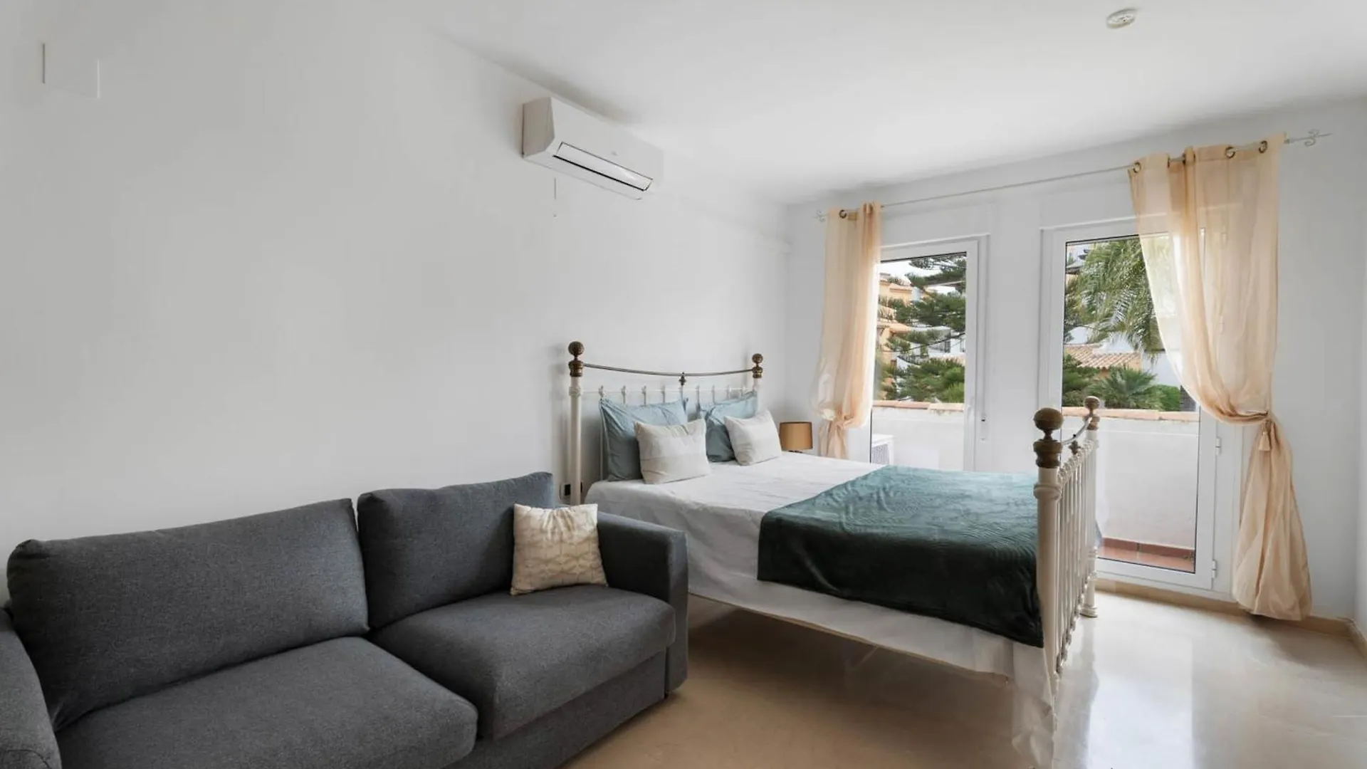 Elegant 5-Bedroom Apartment- 1 Min Walk To The Beach In Bahia De Marbella Spanje