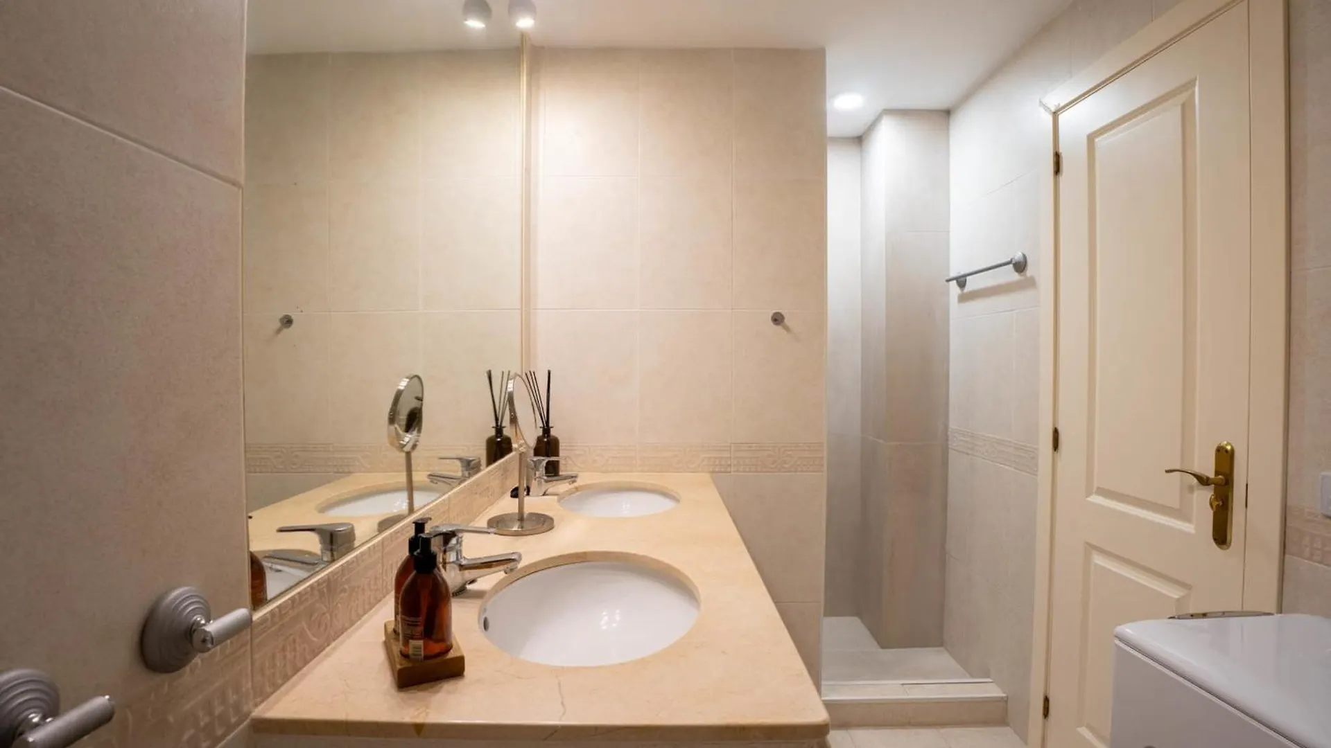 Elegant 5-Bedroom Apartment- 1 Min Walk To The Beach In Bahia De Marbella Spanje