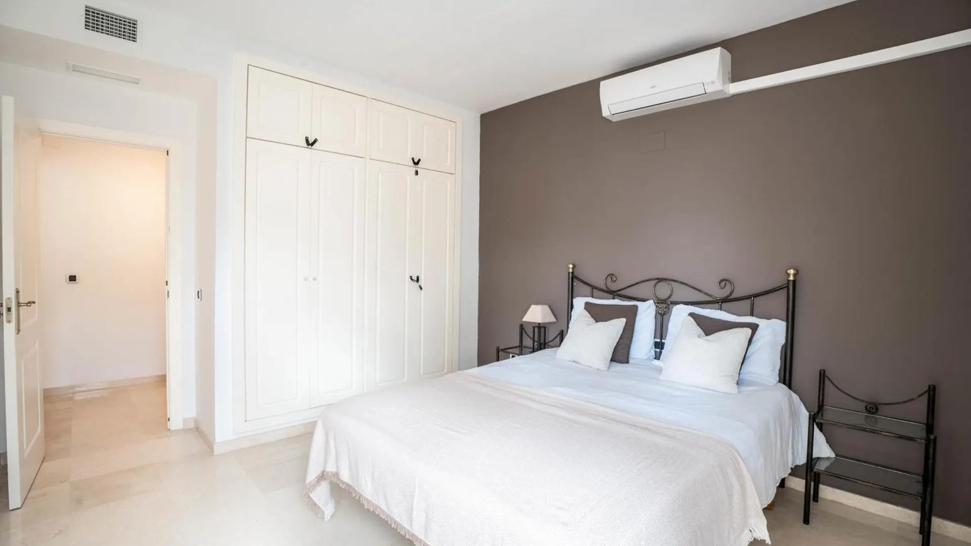 Elegant 5-Bedroom Apartment- 1 Min Walk To The Beach In Bahia De Marbella