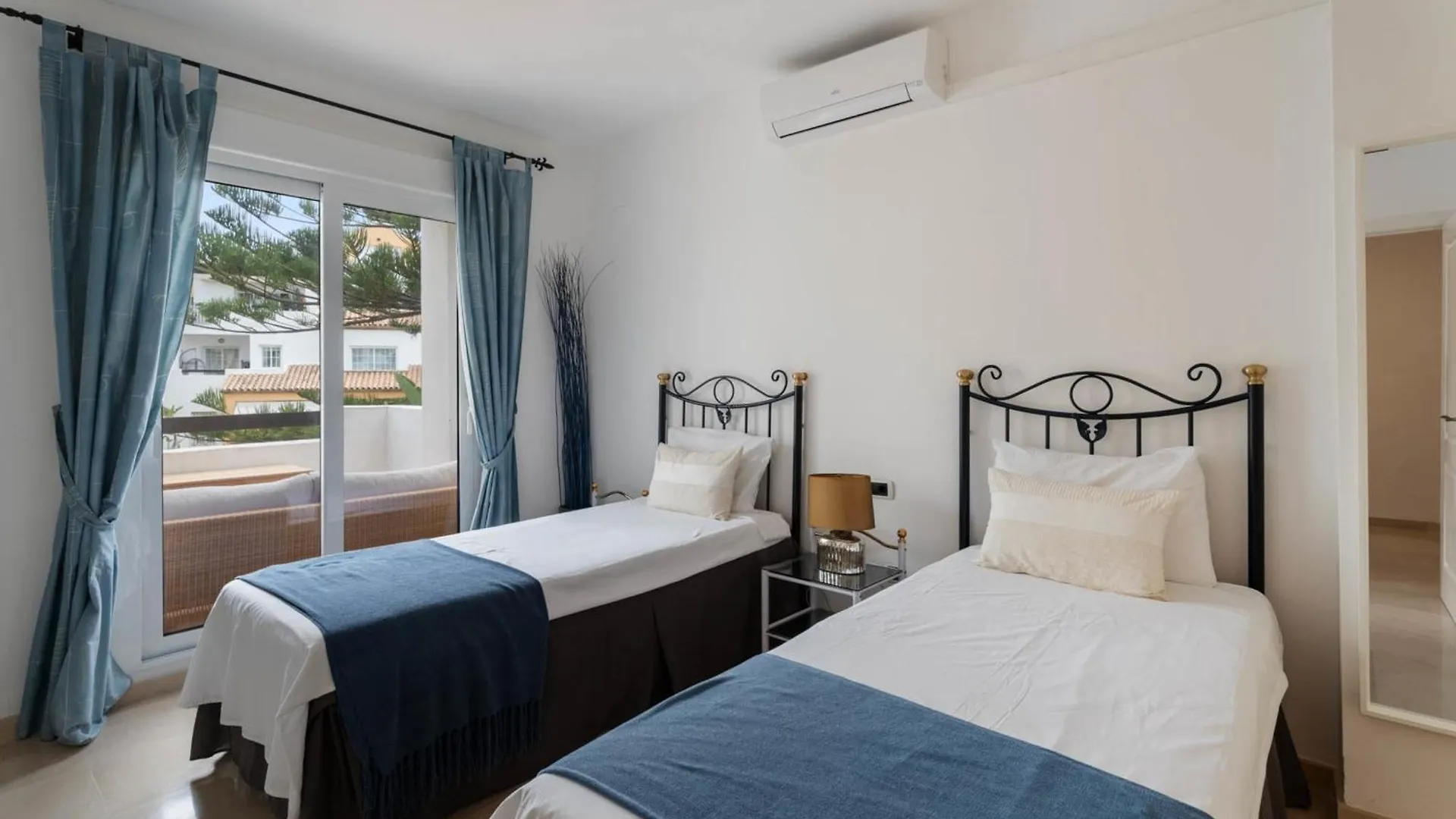 Vakantiehuis Elegant 5-Bedroom Apartment- 1 Min Walk To The Beach In Bahia De Marbella