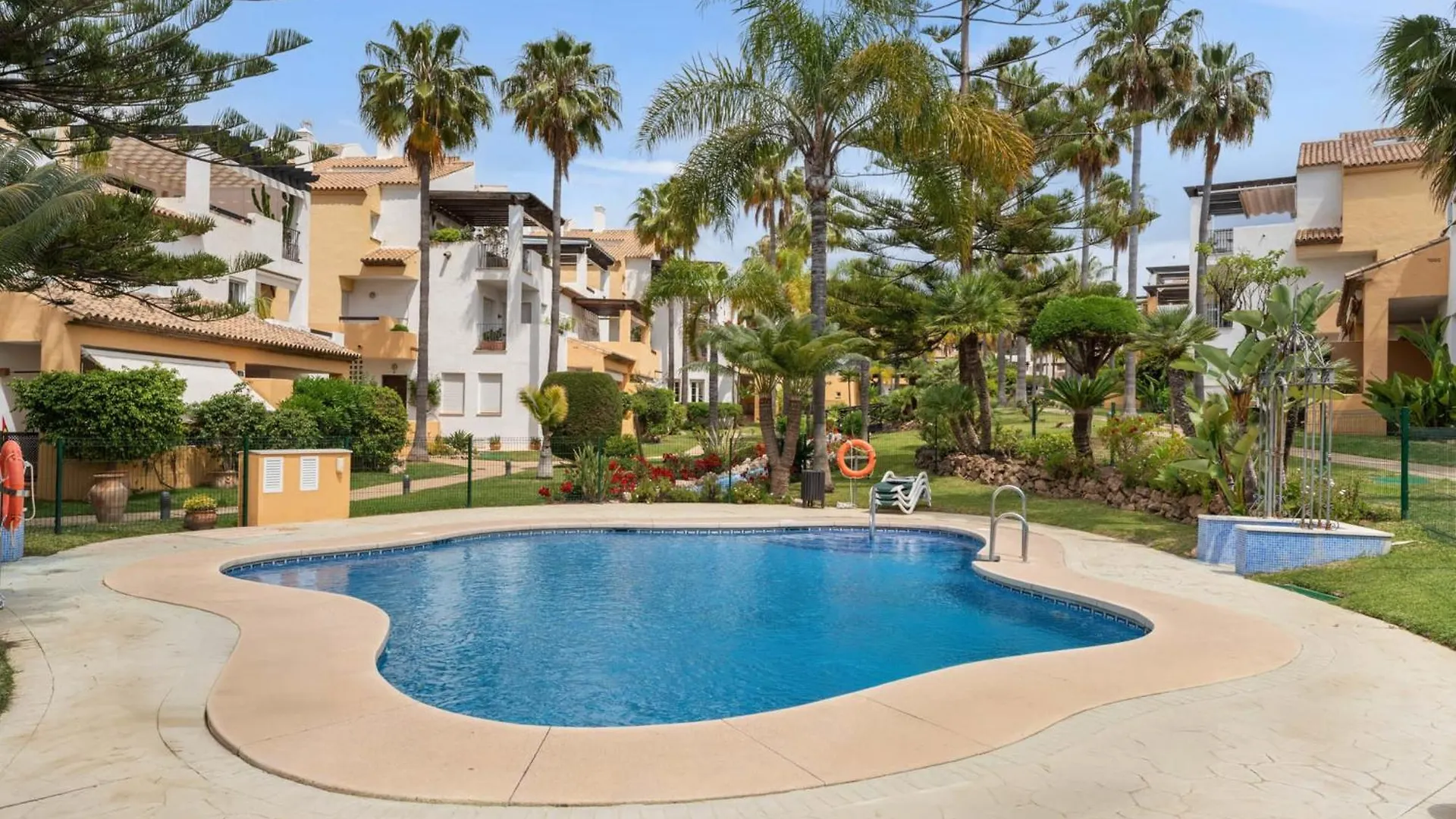 Vakantiehuis Elegant 5-Bedroom Apartment- 1 Min Walk To The Beach In Bahia De Marbella