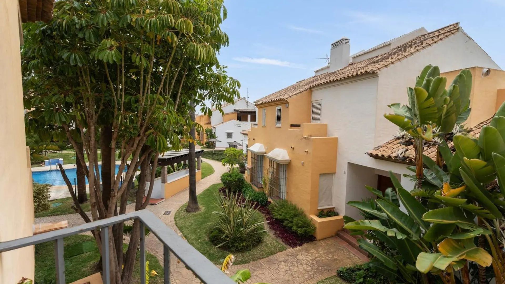 Elegant 5-Bedroom Apartment- 1 Min Walk To The Beach In Bahia De Marbella Vakantiehuis