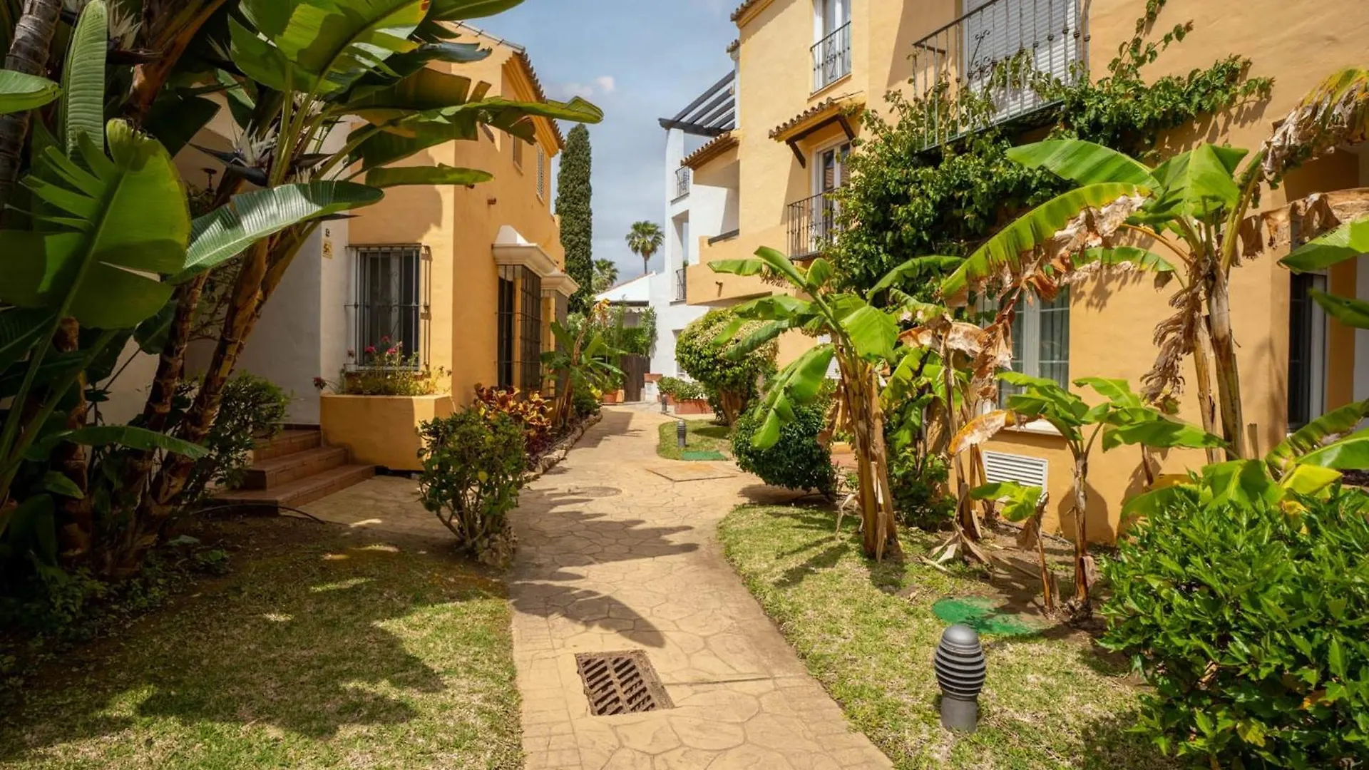 Vakantiehuis Elegant 5-Bedroom Apartment- 1 Min Walk To The Beach In Bahia De Marbella Spanje