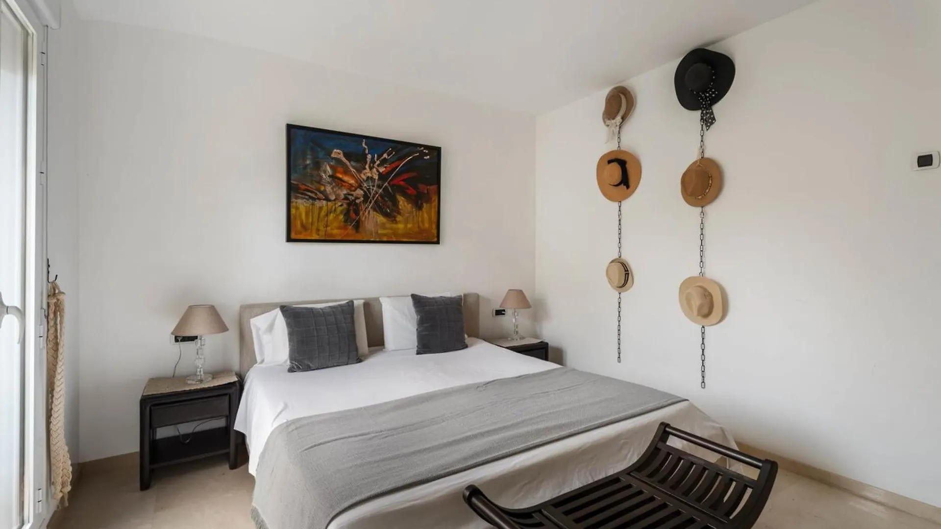 Vakantiehuis Elegant 5-Bedroom Apartment- 1 Min Walk To The Beach In Bahia De Marbella