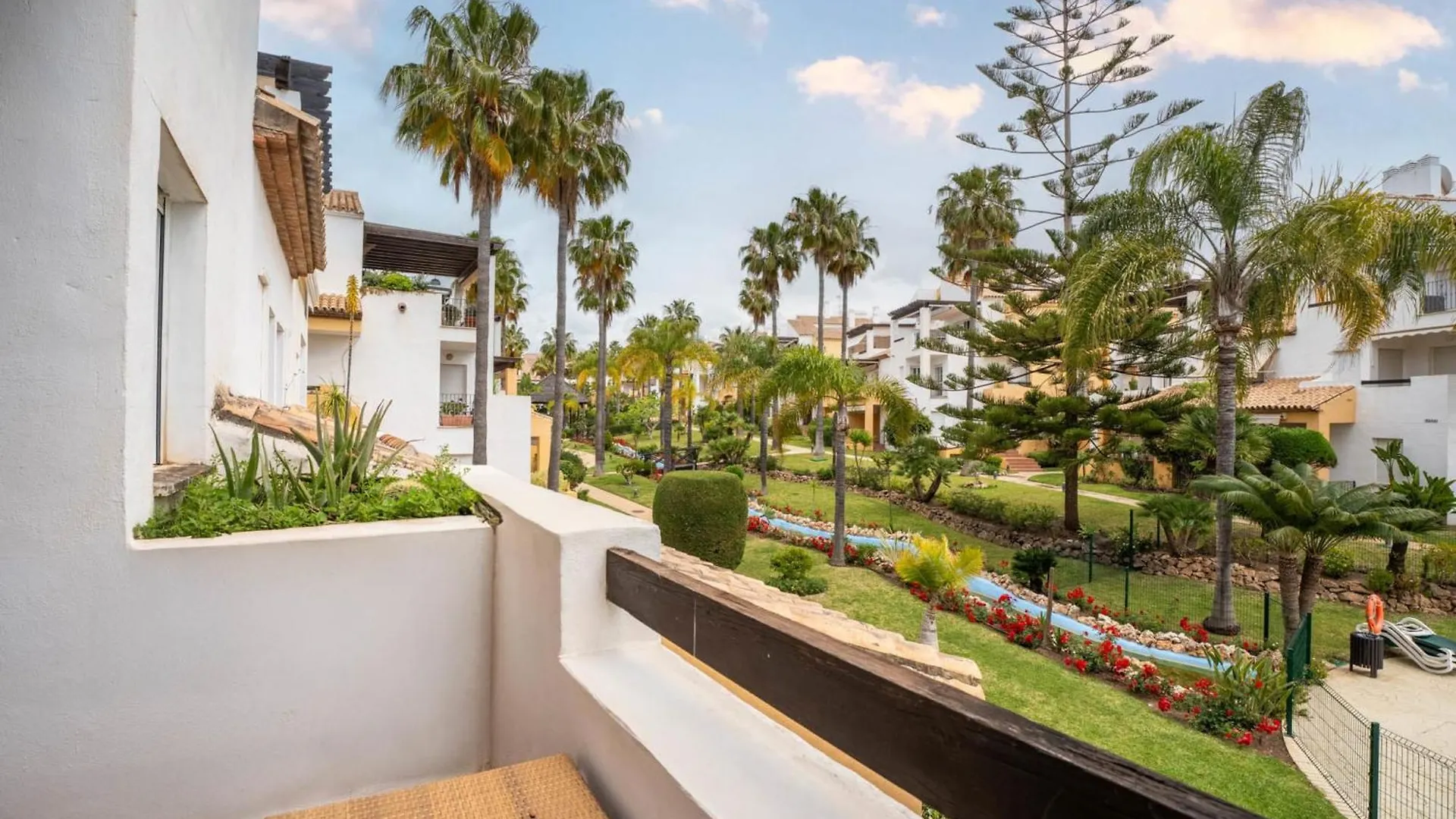 Elegant 5-Bedroom Apartment- 1 Min Walk To The Beach In Bahia De Marbella Vakantiehuis