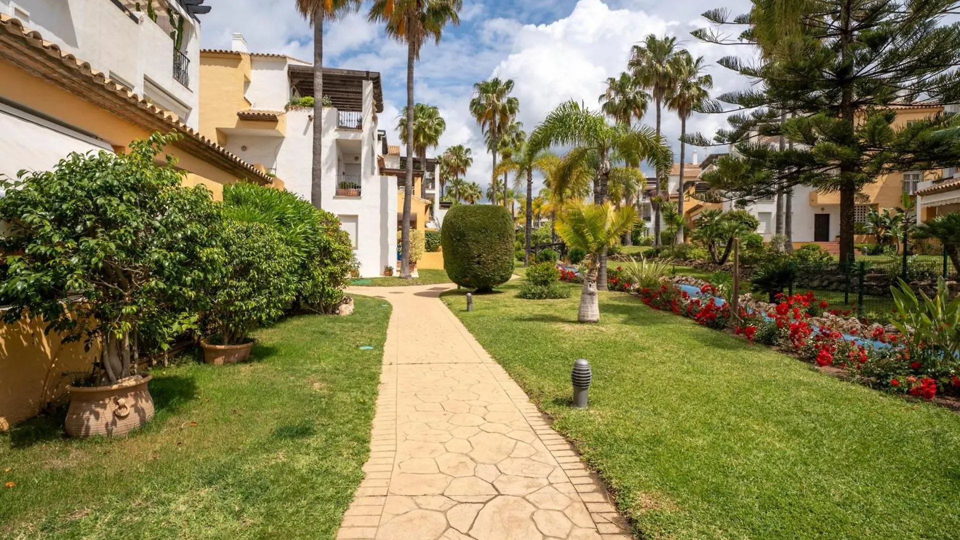 Elegant 5-Bedroom Apartment- 1 Min Walk To The Beach In Bahia De Marbella