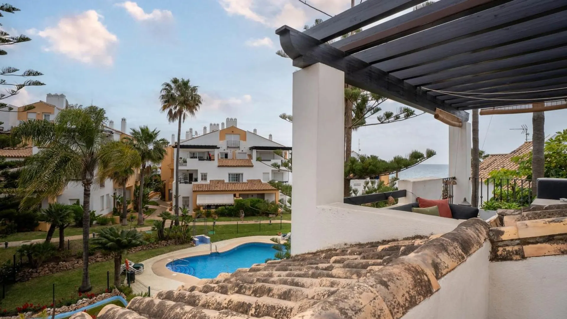 Elegant 5-Bedroom Apartment- 1 Min Walk To The Beach In Bahia De Marbella Spanje