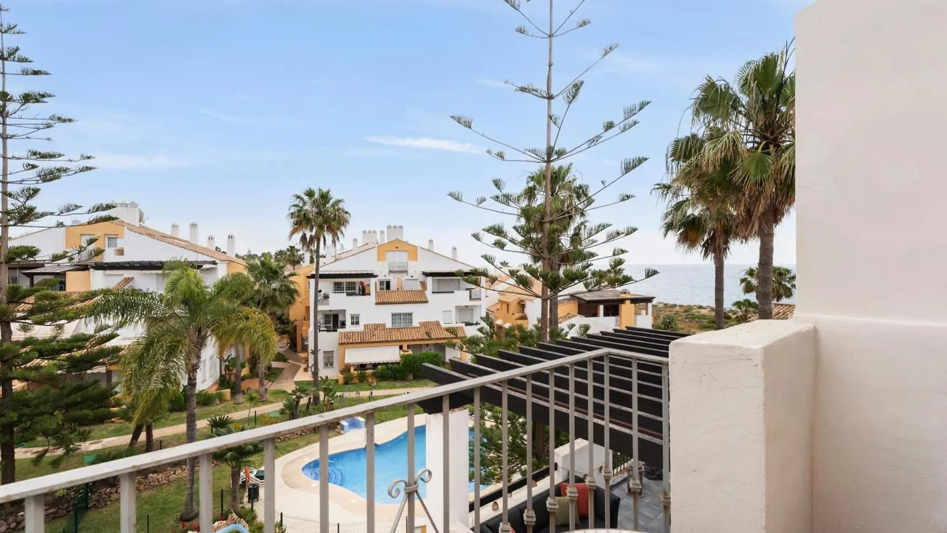 Elegant 5-Bedroom Apartment- 1 Min Walk To The Beach In Bahia De Marbella 0*,  Spanje