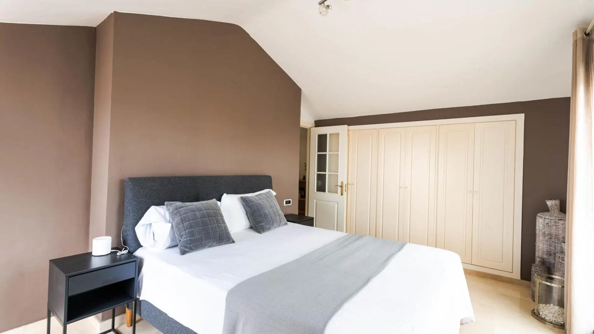 Vakantiehuis Elegant 5-Bedroom Apartment- 1 Min Walk To The Beach In Bahia De Marbella Spanje