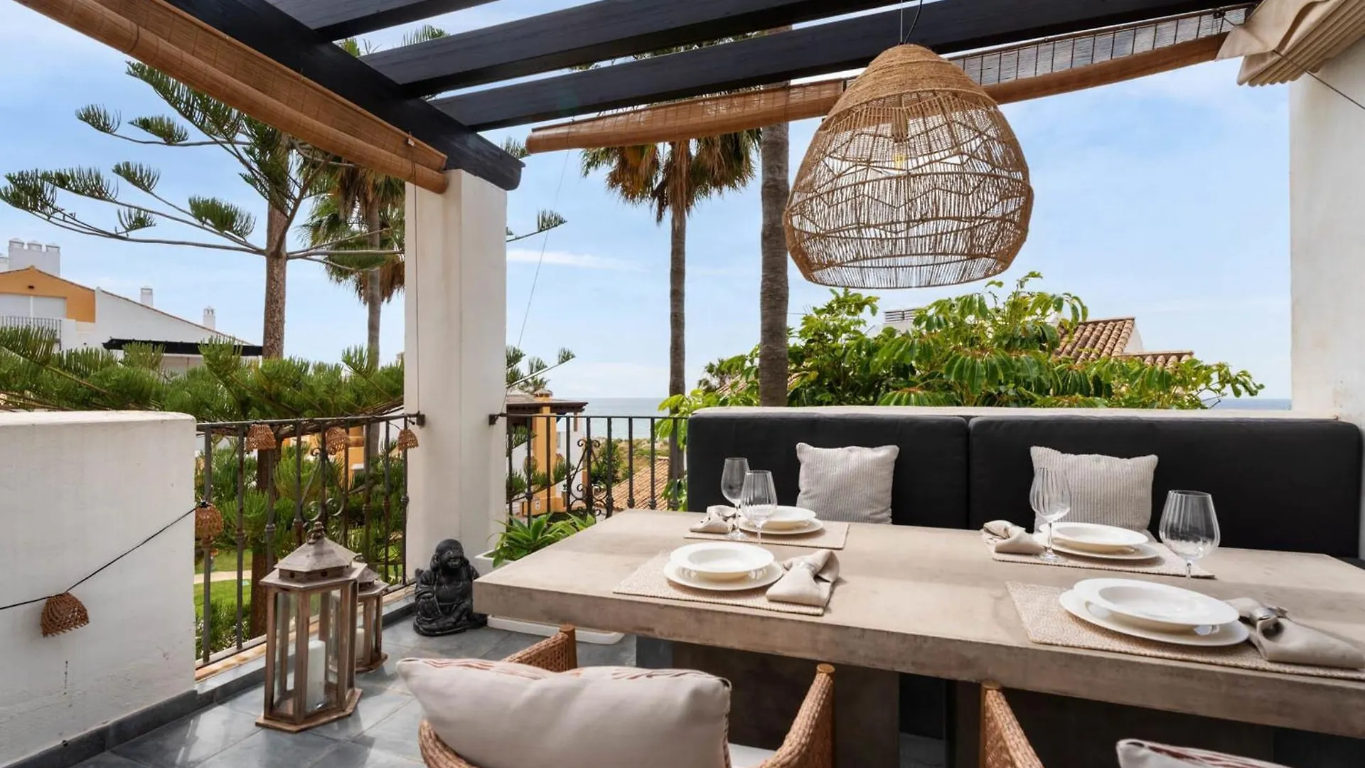 Elegant 5-Bedroom Apartment- 1 Min Walk To The Beach In Bahia De Marbella
