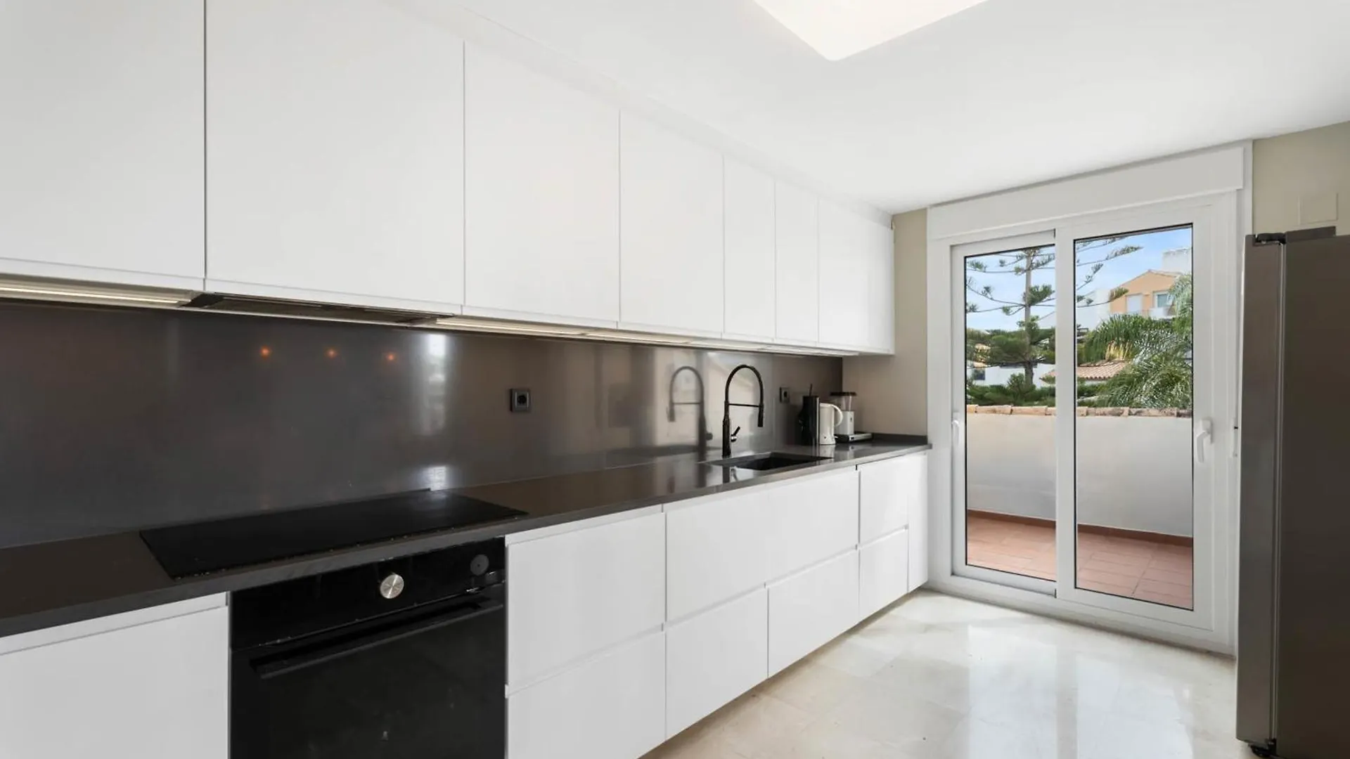 Elegant 5-Bedroom Apartment- 1 Min Walk To The Beach In Bahia De 마르베야 0*,  스페인
