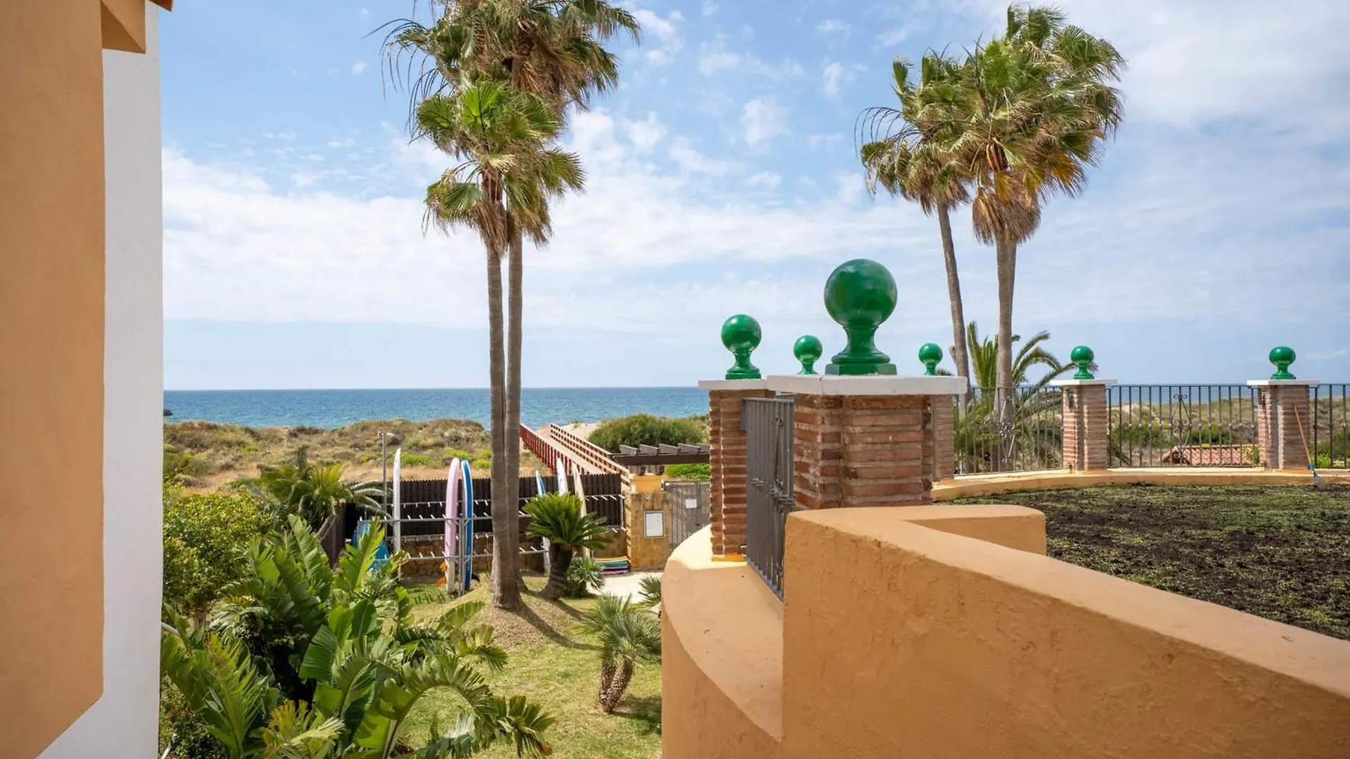 Elegant 5-Bedroom Apartment- 1 Min Walk To The Beach In Bahia De 마르베야 0*,  스페인