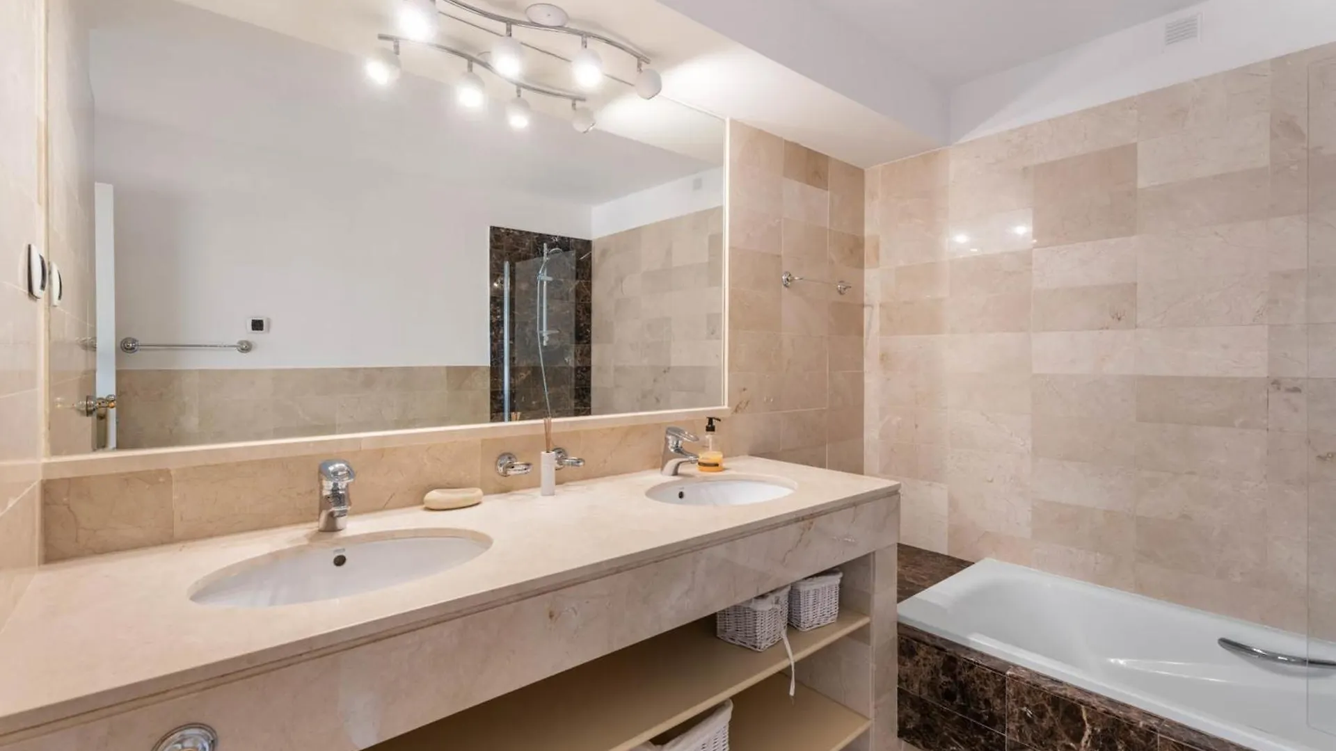 Elegant 5-Bedroom Apartment- 1 Min Walk To The Beach In Bahia De 마르베야 펜션