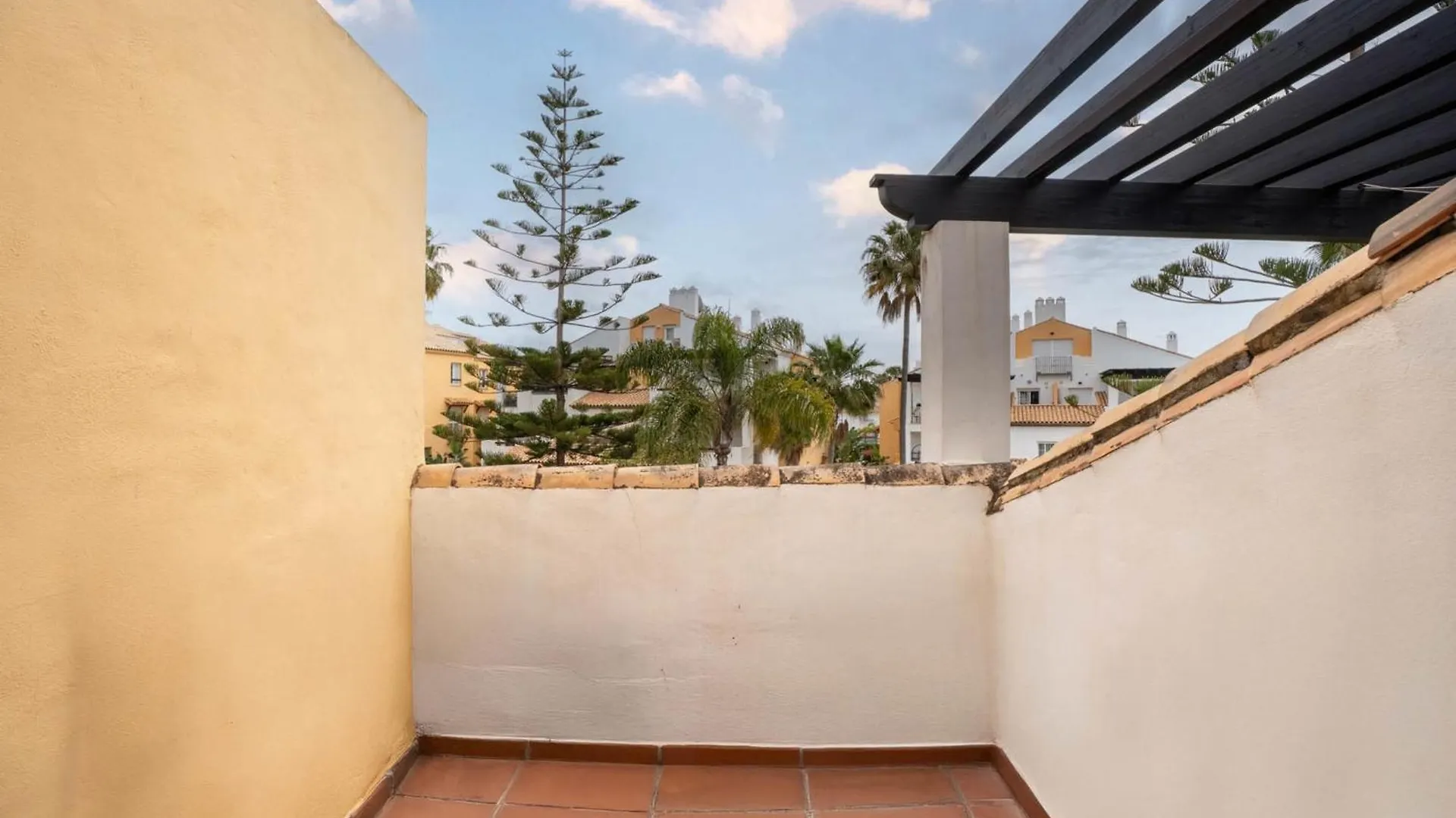 Elegant 5-Bedroom Apartment- 1 Min Walk To The Beach In Bahia De 마르베야